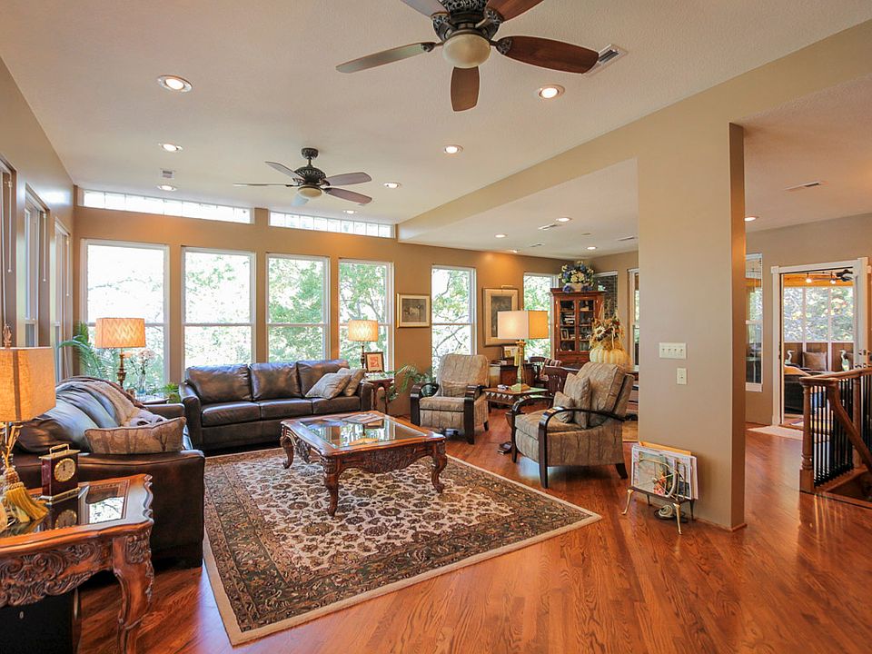 Open Family Rm w/wood floors