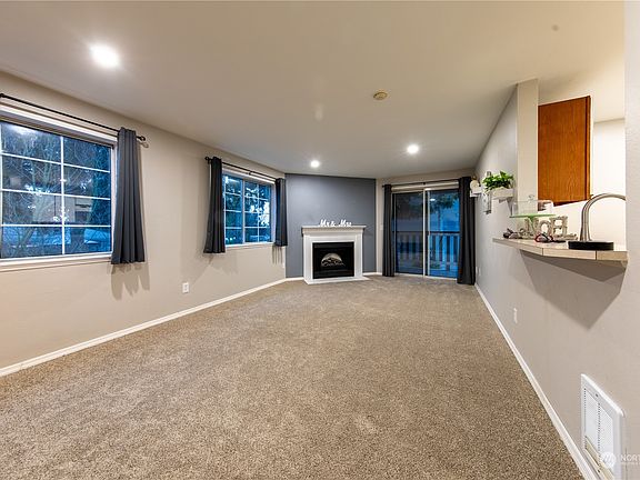 4th image of 17122 44th Avenue W #D205