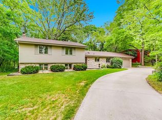 896 Lakewood Hills Rd, Saint Paul, MN 55123