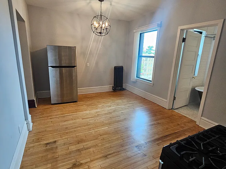 West Franklin Avenue Apartments — Photo 15