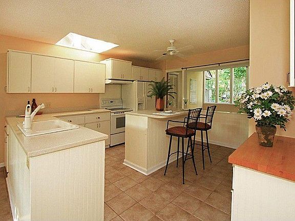4th image of 10 Reflection Cove Ct