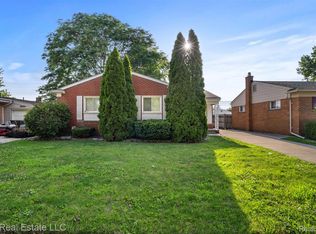 31743 Courtland St, Saint Clair Shores, MI 48082