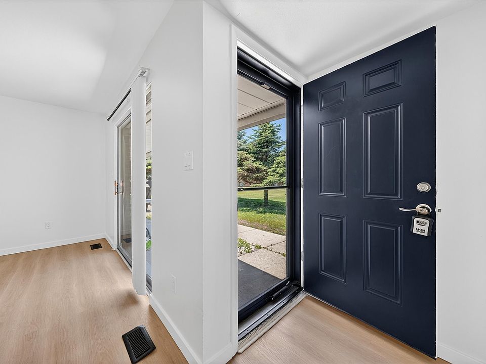 Entry to 1 Bed / 1 Bath
