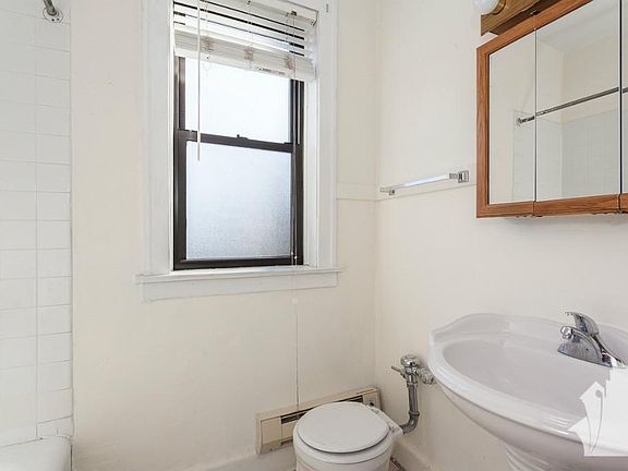 4th image of 1115 W Oakdale Ave #3B5