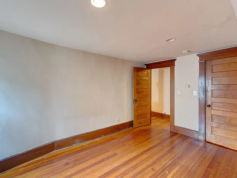 553 Whitney Ave — Photo 11