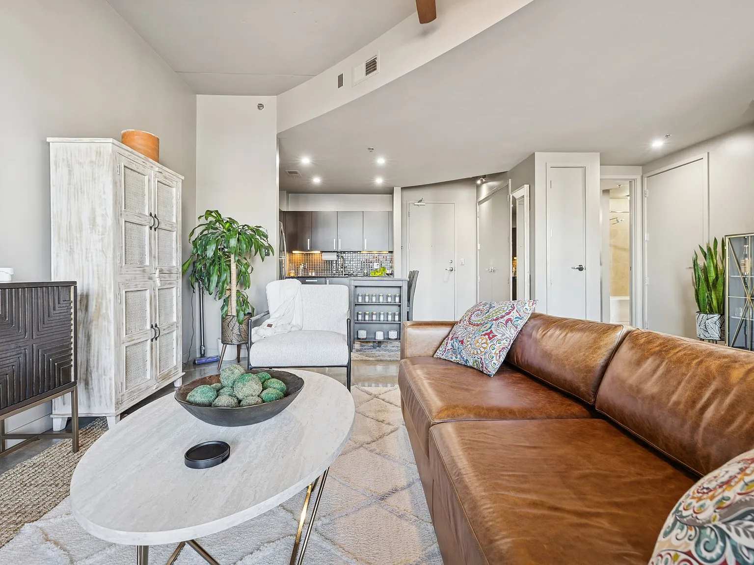 1 bed, 840 sqft, $2,400 — Photo 2