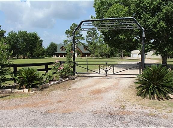 MAIN ENTRANCE TO HOME WITH PIPE ENTRANCE GATE
