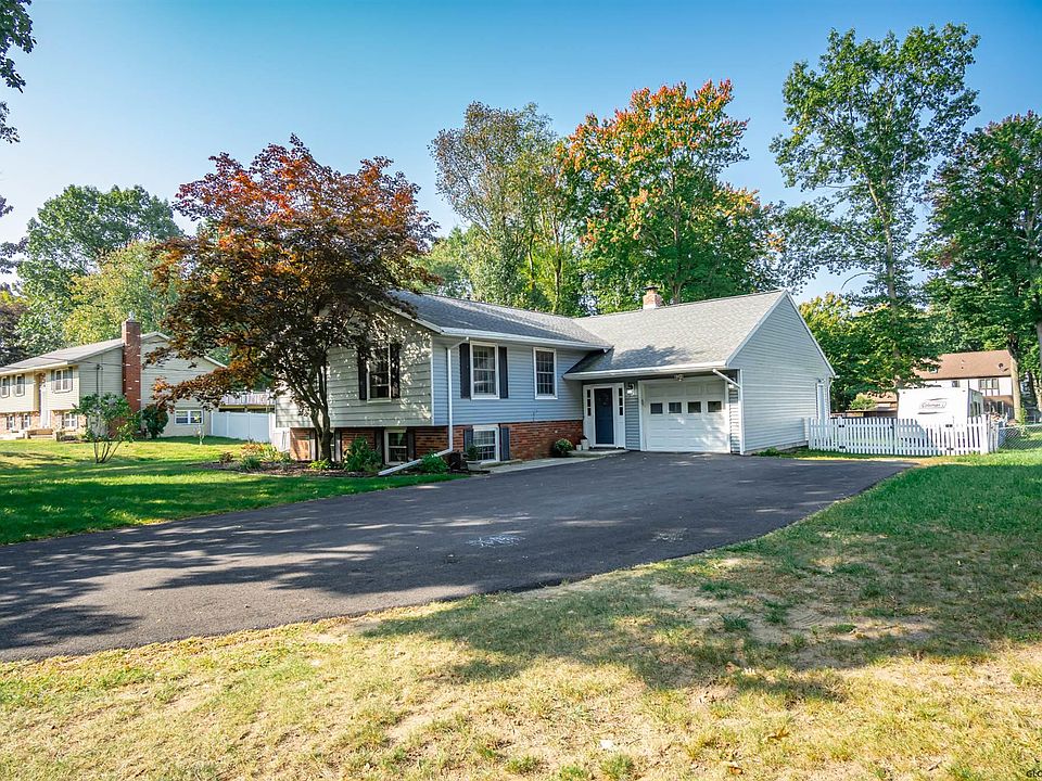 1st image of 8 Garden Dr