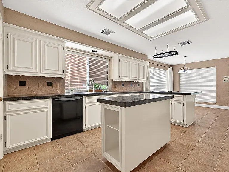 4506 Warwick Dr — Photo 10