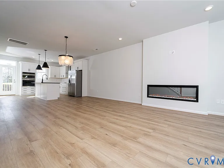 212 Avenda Ln — Photo 3