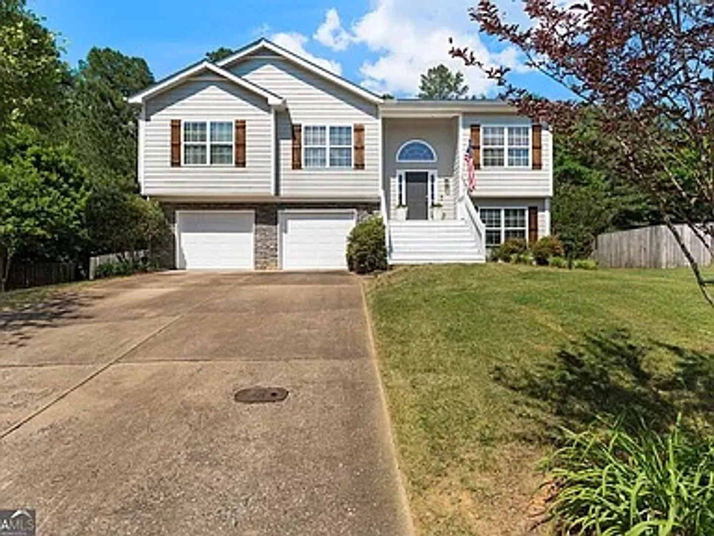 Gorgeous Newly Renovated and Sprawling Yard — Photo 2