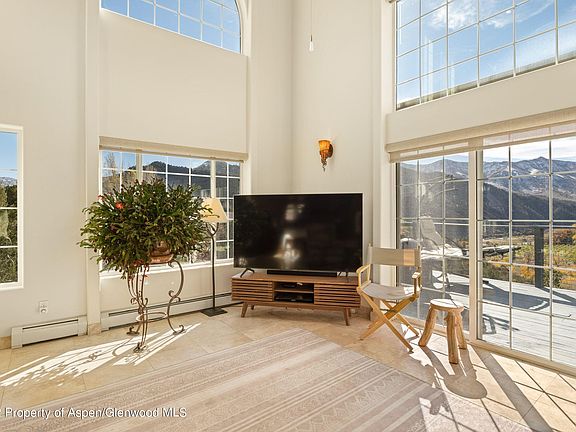 4th image of 881 Canyon Creek Dr