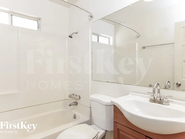 1233 W 16th St — Photo 8