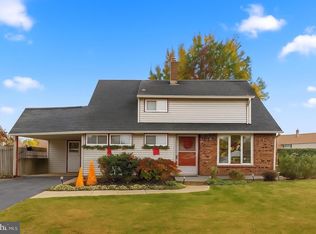 289 Goldenridge Dr, Levittown, PA 19057