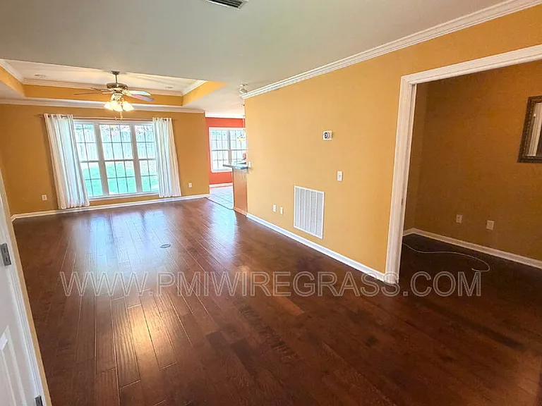201 Windsor Garden Dr — Photo 4