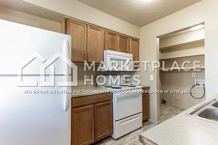 404 E Texas Dr — Photo 9
