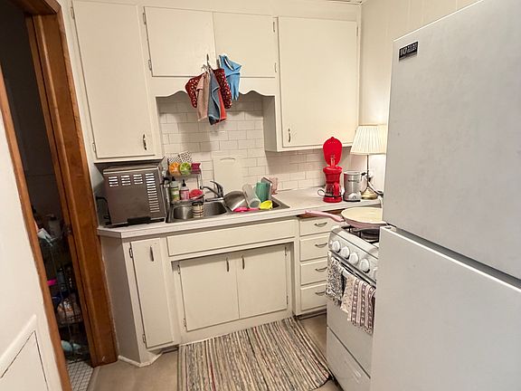 4th image of 2776 Xerxes Ave S