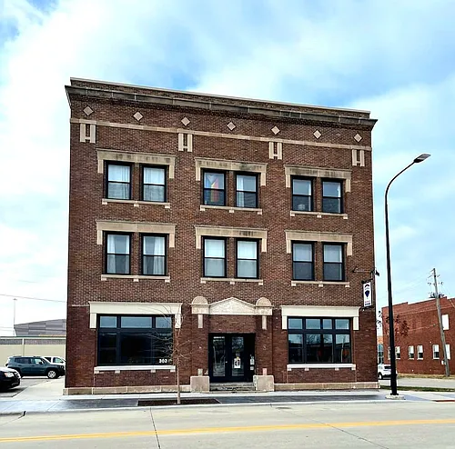302 Commercial St Photo 1