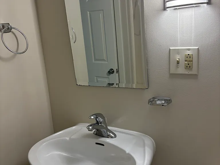 172 Rosemont Gdn #B — Photo 2