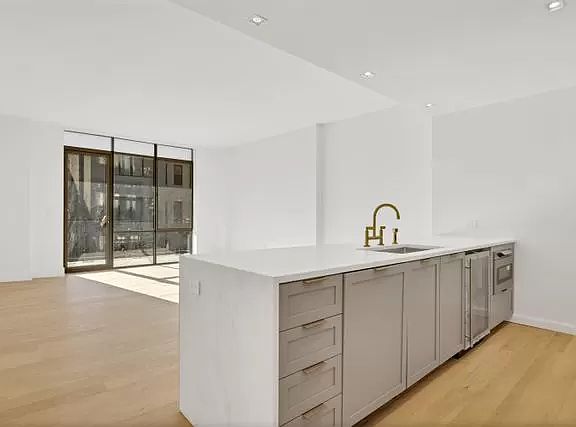 5th image of 310 W 113th St #502