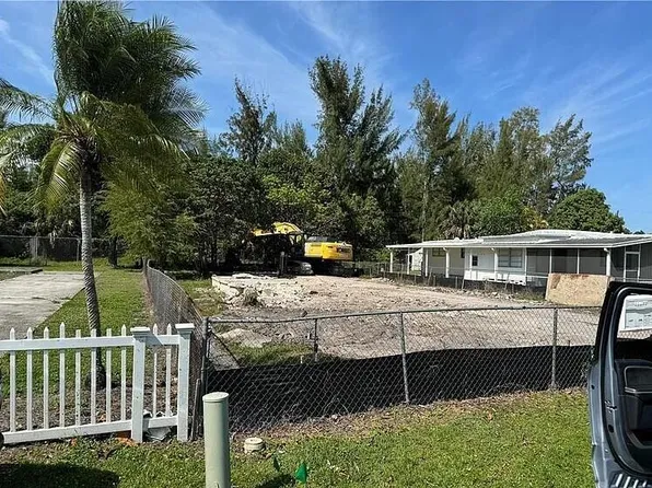 116 Jeepers Dr, Naples, FL 34112