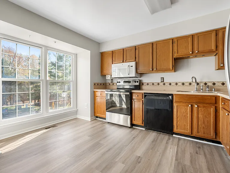 7800 Greenbrook Dr — Photo 4