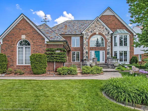 49148 Driftwood Dr, Shelby Township, MI 48317