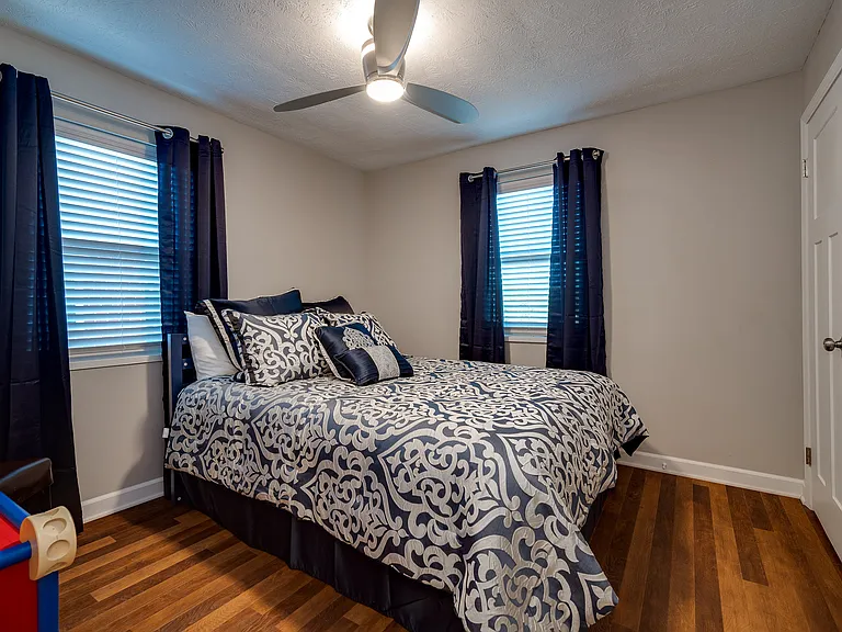 1126 Irving Ave #4 — Photo 9