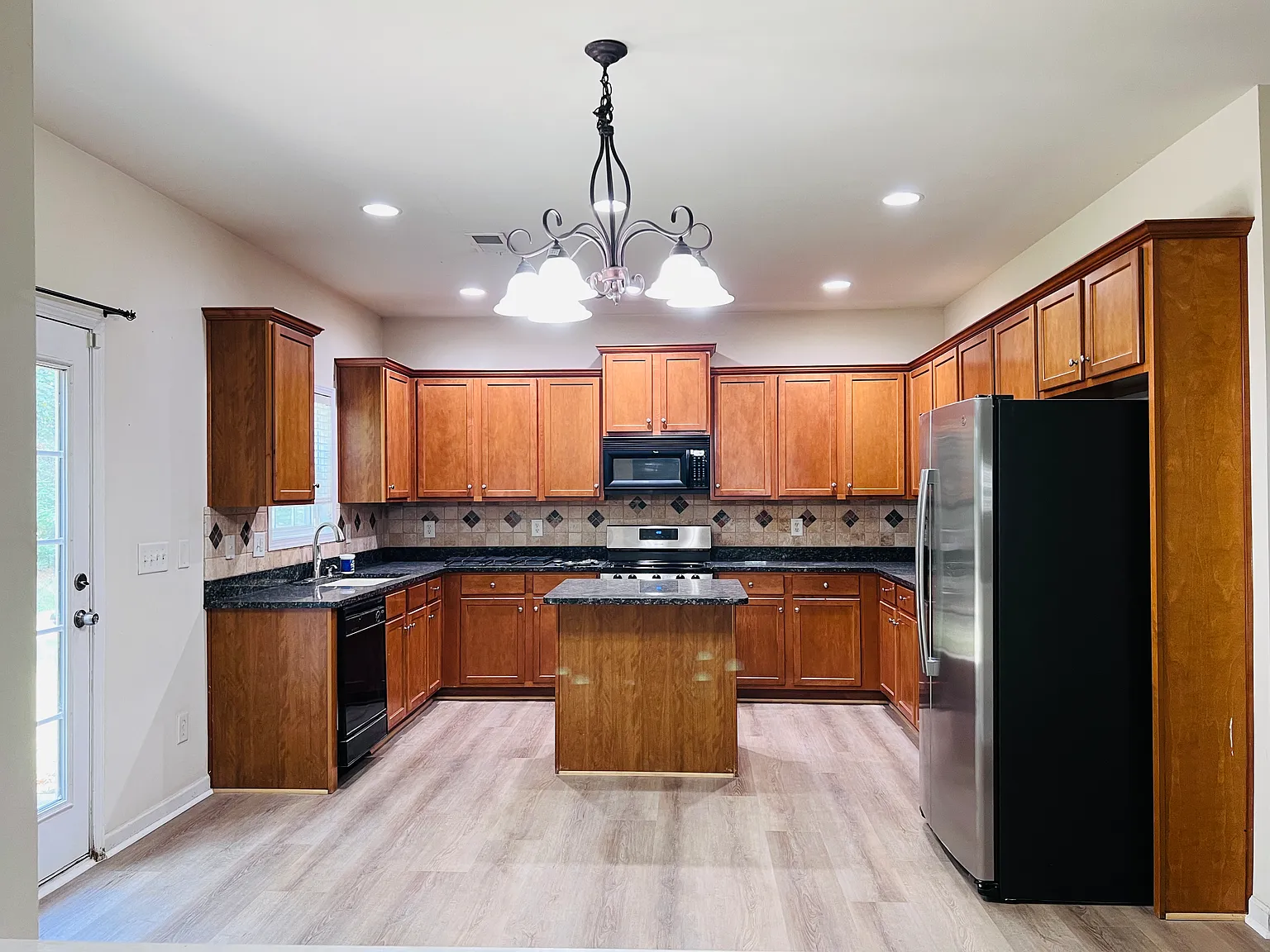 4 bed, 2.5 bath, 3100 sqft, $2,700 — Photo 4