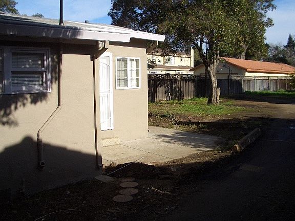 4th image of 2182 Coastland Ave #A