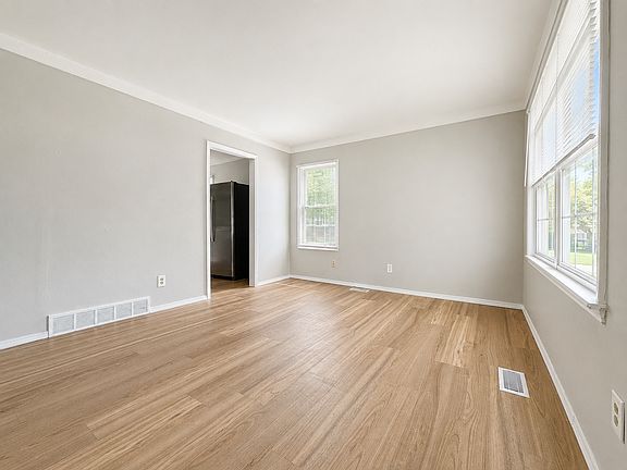 5th image of 12747 Vernon Ave