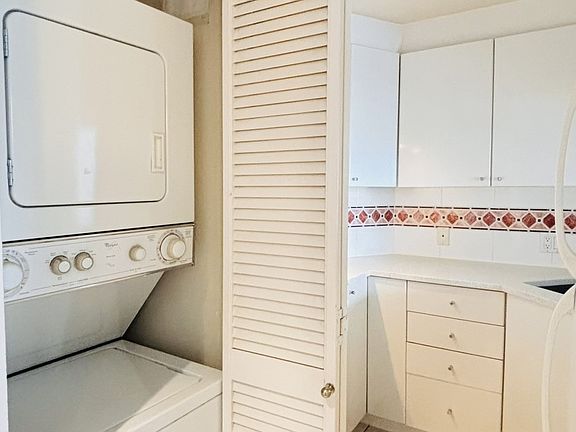 5th image of 1166 Melville St #2102
