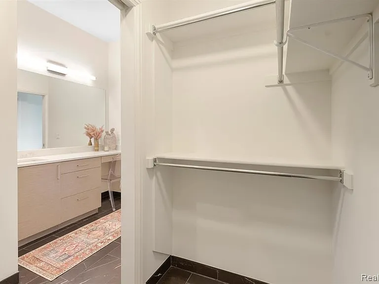 438 Selden St #404 — Photo 32