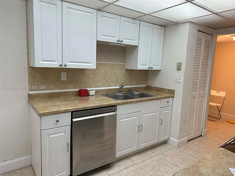 400 Commodore Dr #308 — Photo 3