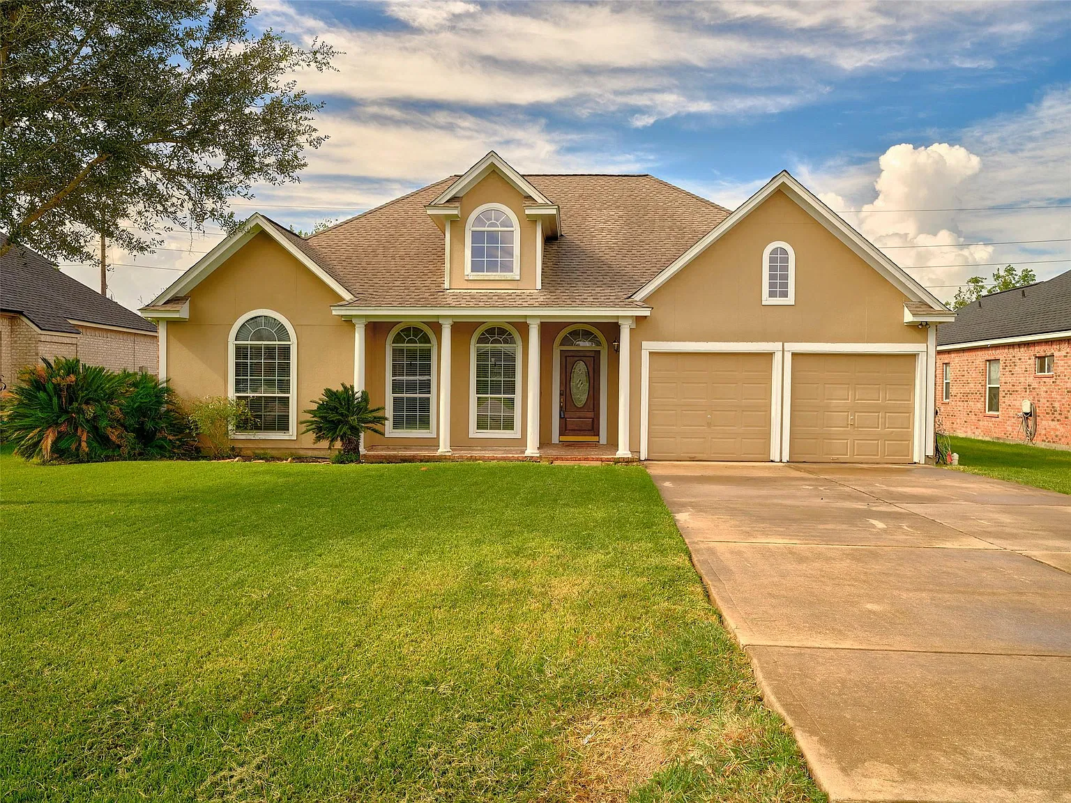 3 bed, 2.0 bath, 1816 sqft, $2,200 — Photo 1