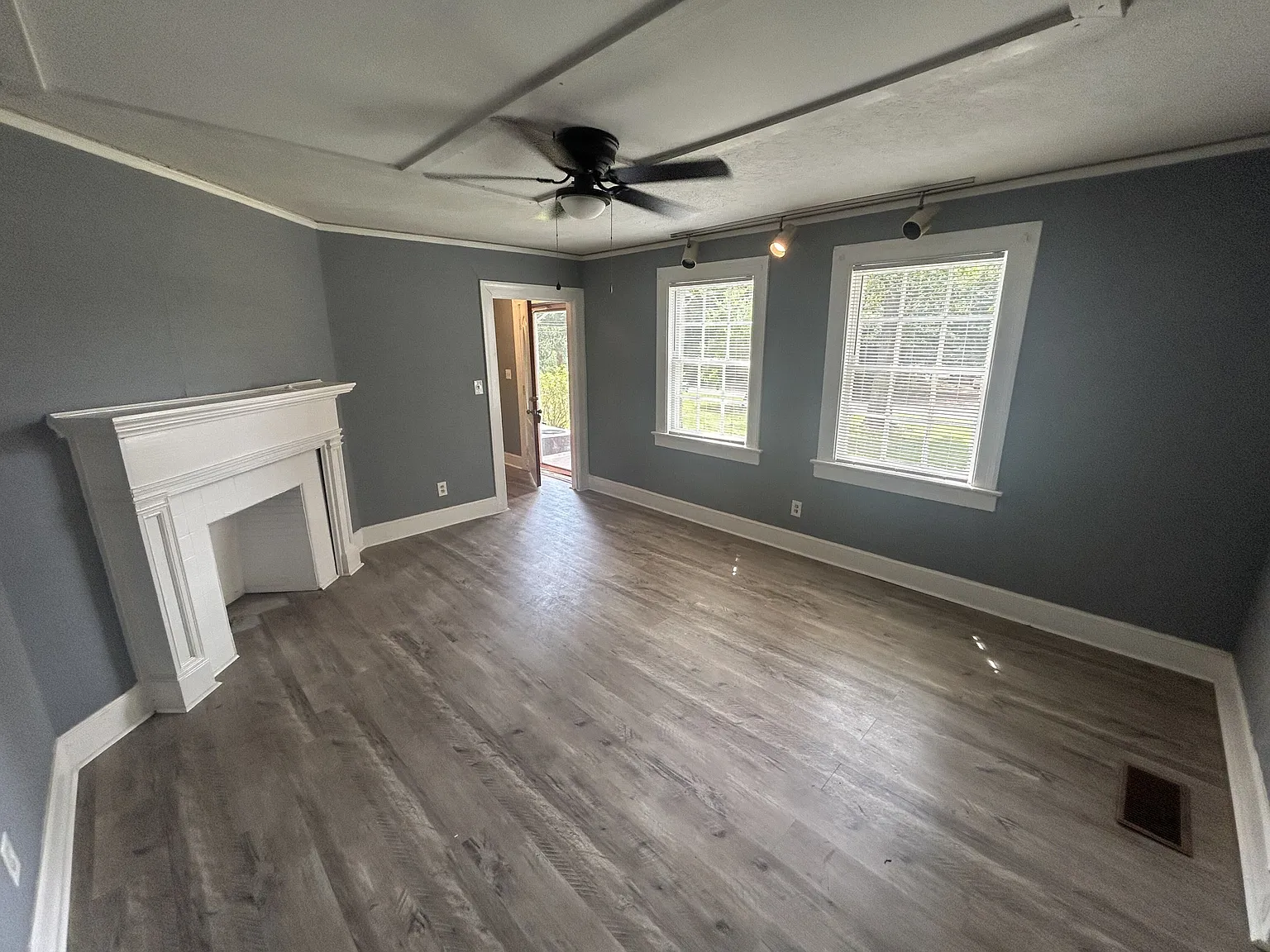 6 bed, 2.0 bath, 1992 sqft, $1,900 — Photo 4