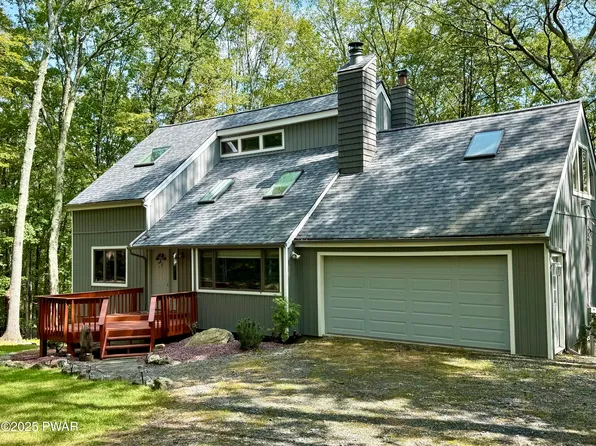 31 Cove Point Cir, Lakeville, PA 18438