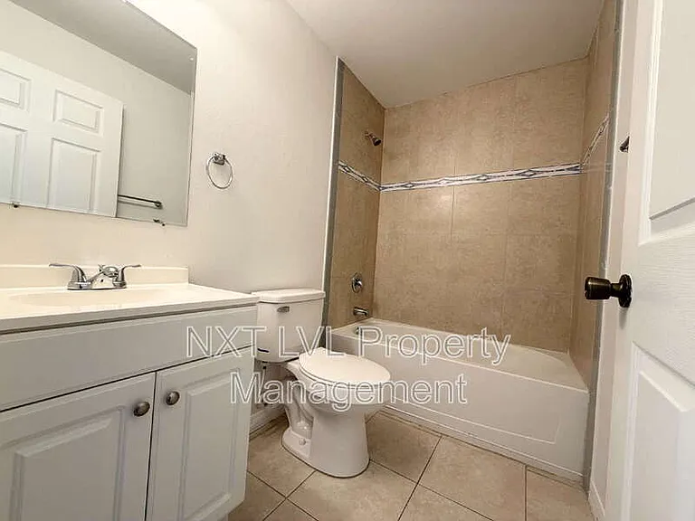 842 SW 39th Ter — Photo 12