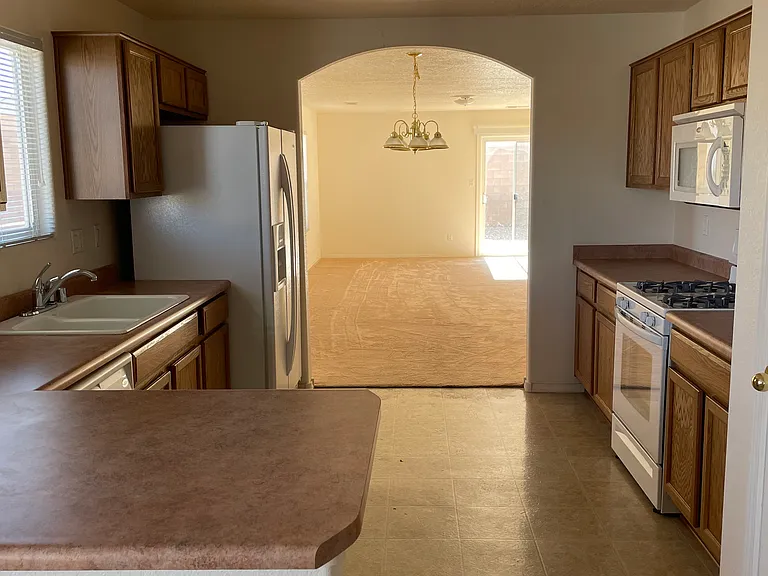 1905 San Pedro Rd NE — Photo 2