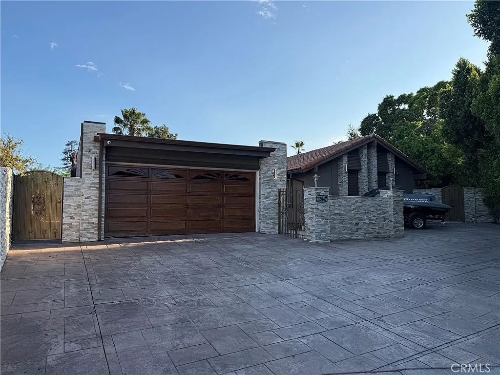 3 bed, 2029 sqft, $6,000 — Photo 1