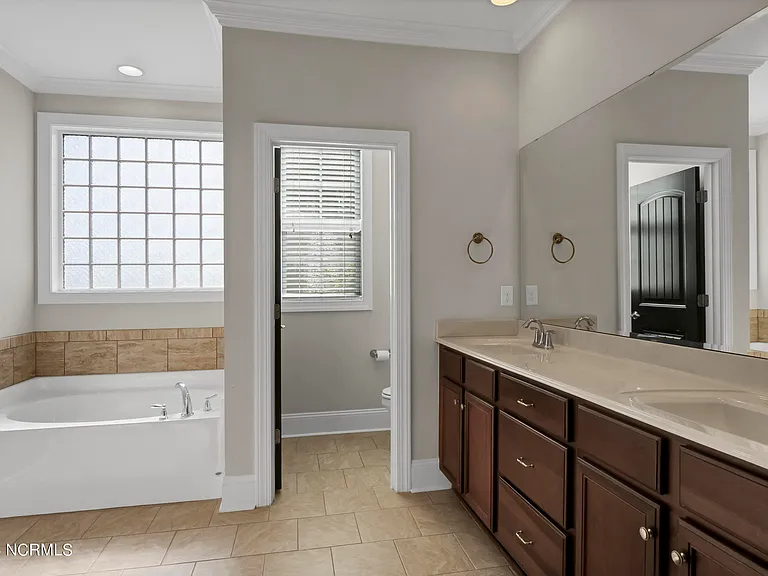 804 Ovates Ln — Photo 17