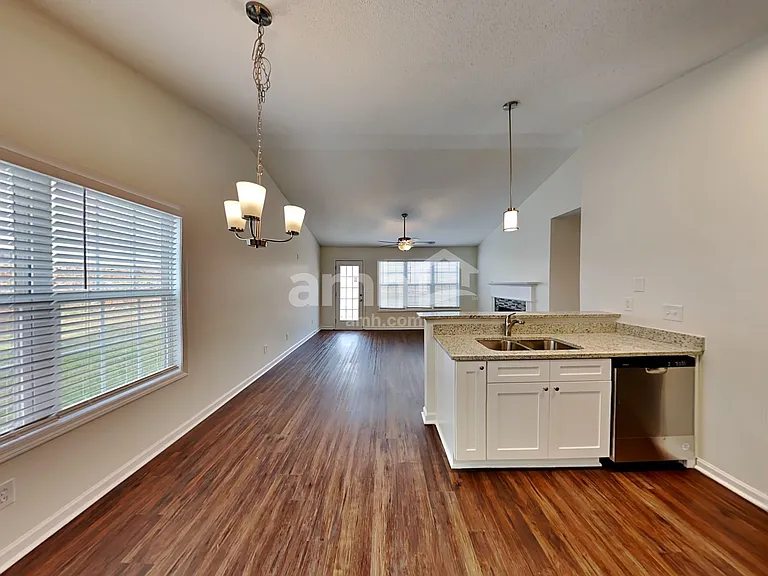 392 Rosemont Ct — Photo 4
