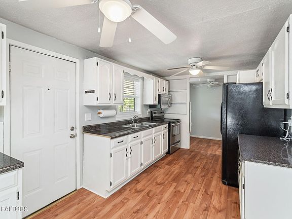 4th image of 4220 Garnet Dr