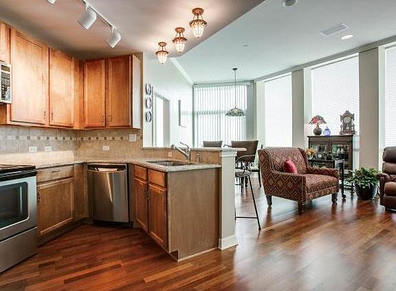 5th image of 500 Throckmorton St APT 1610