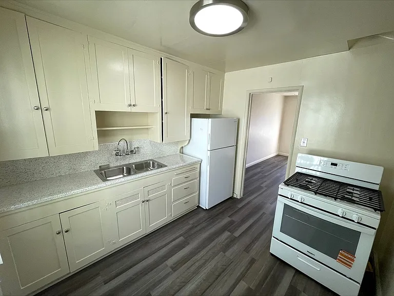 219: 1520 E 2nd St. — Photo 10