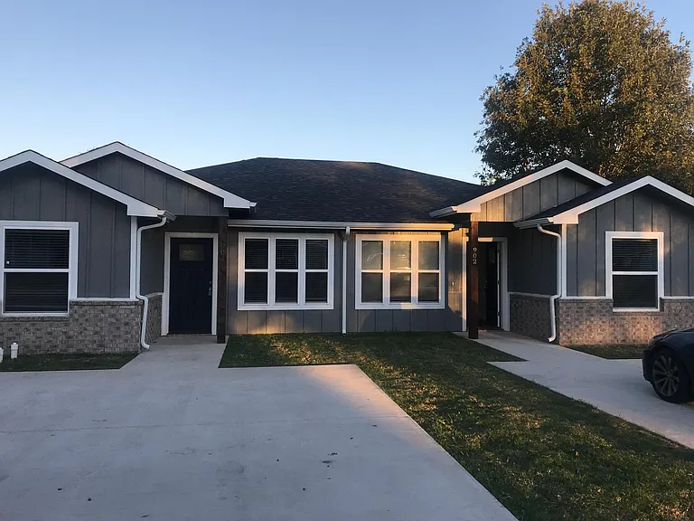 902 N Bush Ave — Photo 16