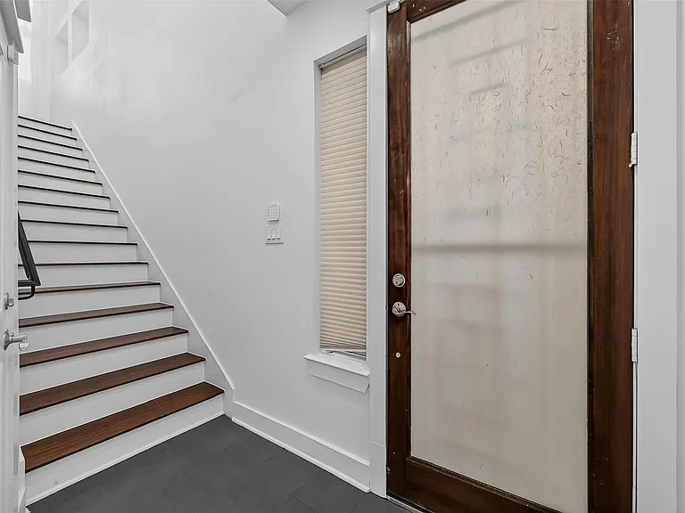 205 Riley Ln — Photo 4