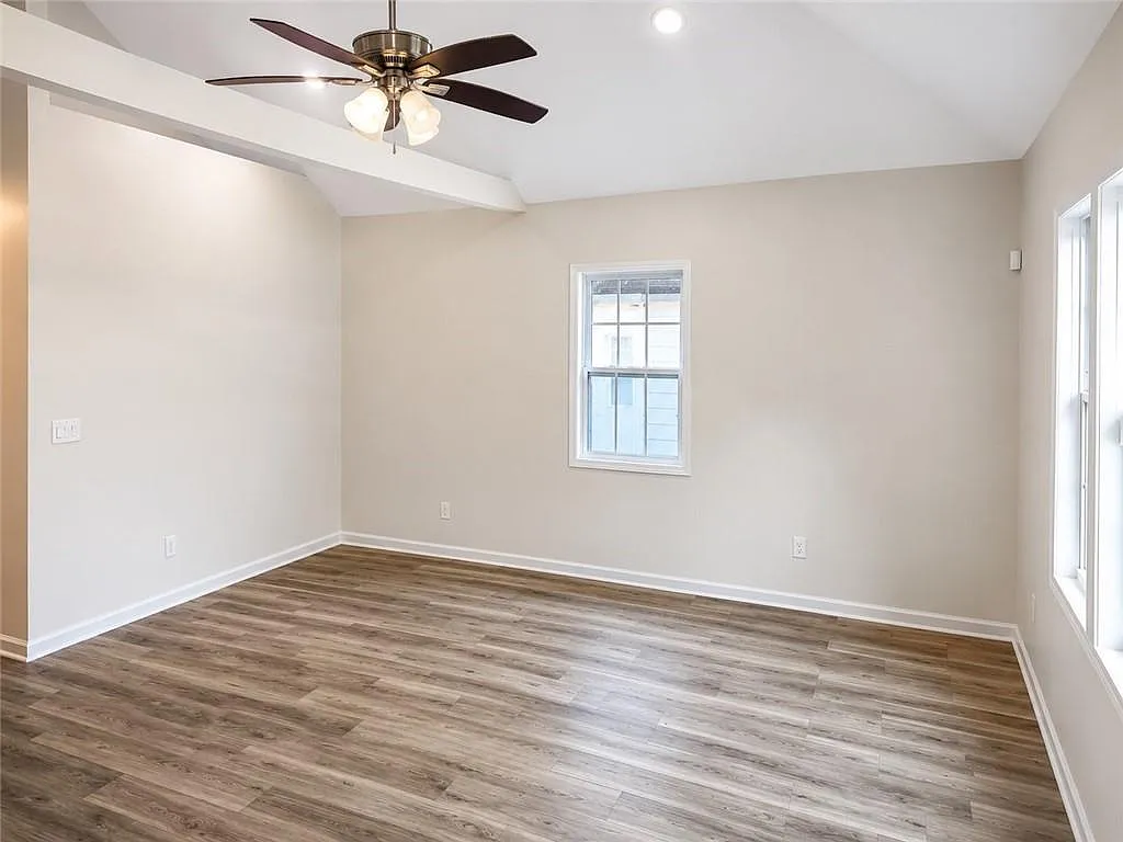 3 bed, 2.0 bath, 1137 sqft, $2,000 — Photo 2