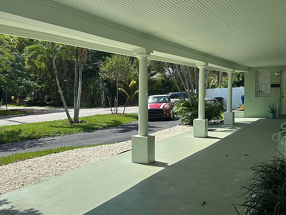 4th image of 425 SW 18TH Avenue