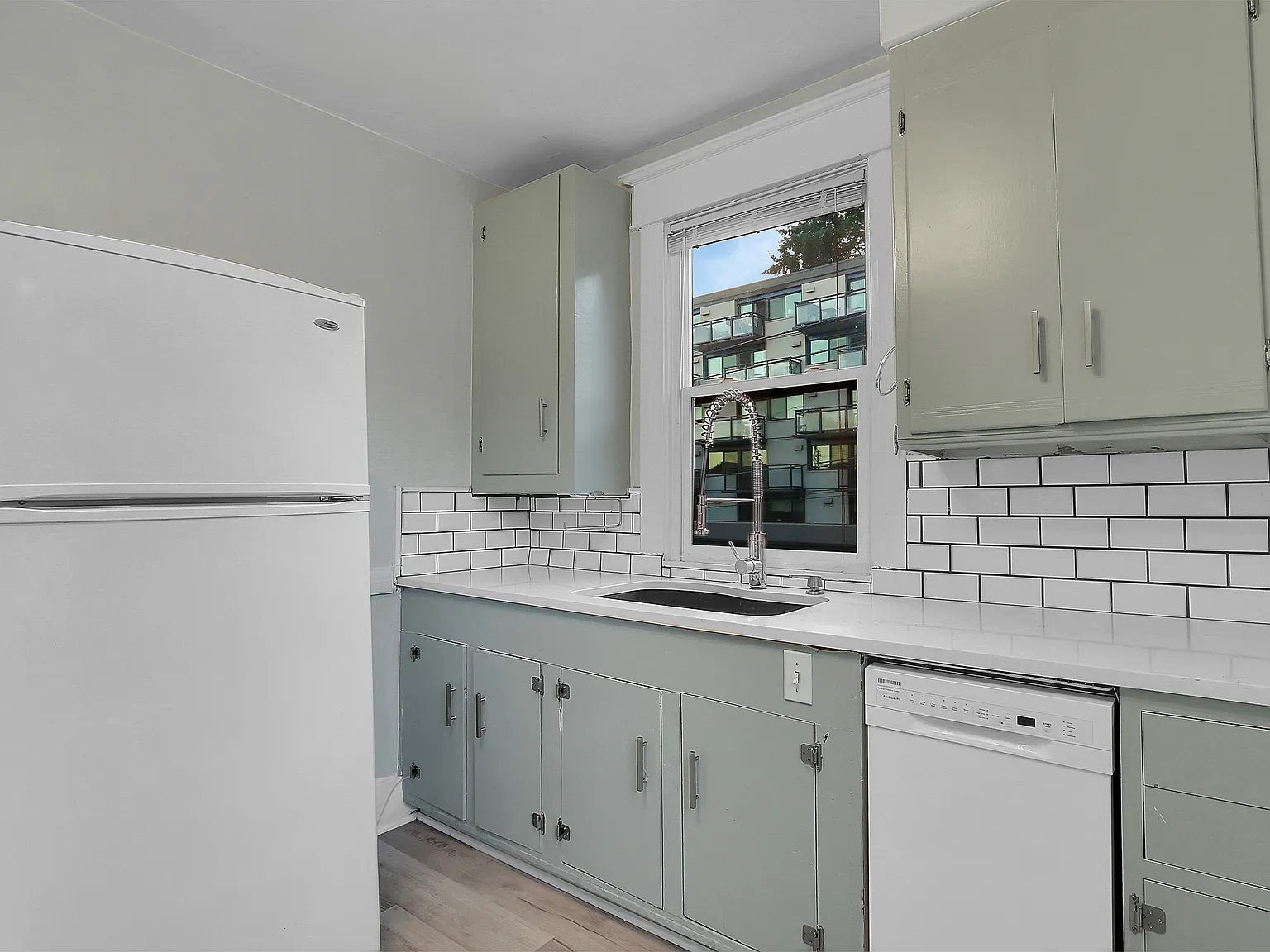 2 bed, 975 sqft, $3,100 — Photo 3